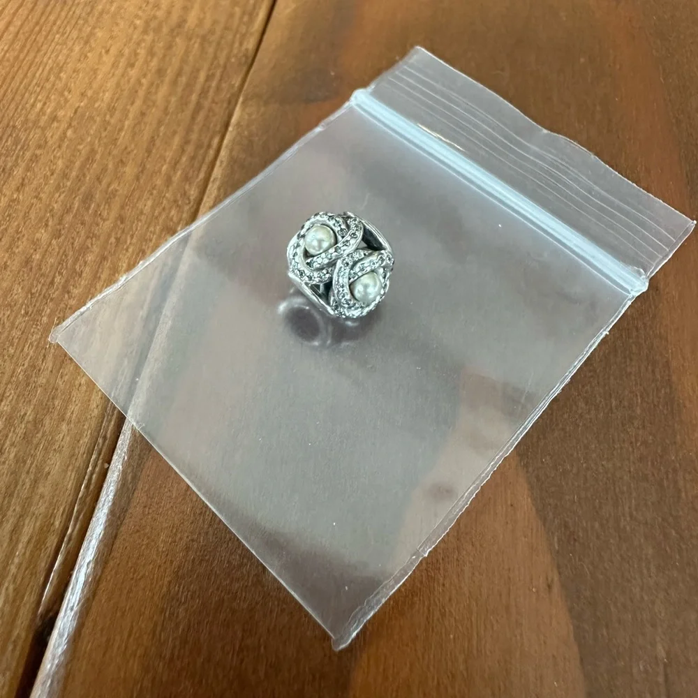 PANDORA Luminous Love Knots Pearl Charm - Picture 4 of 4